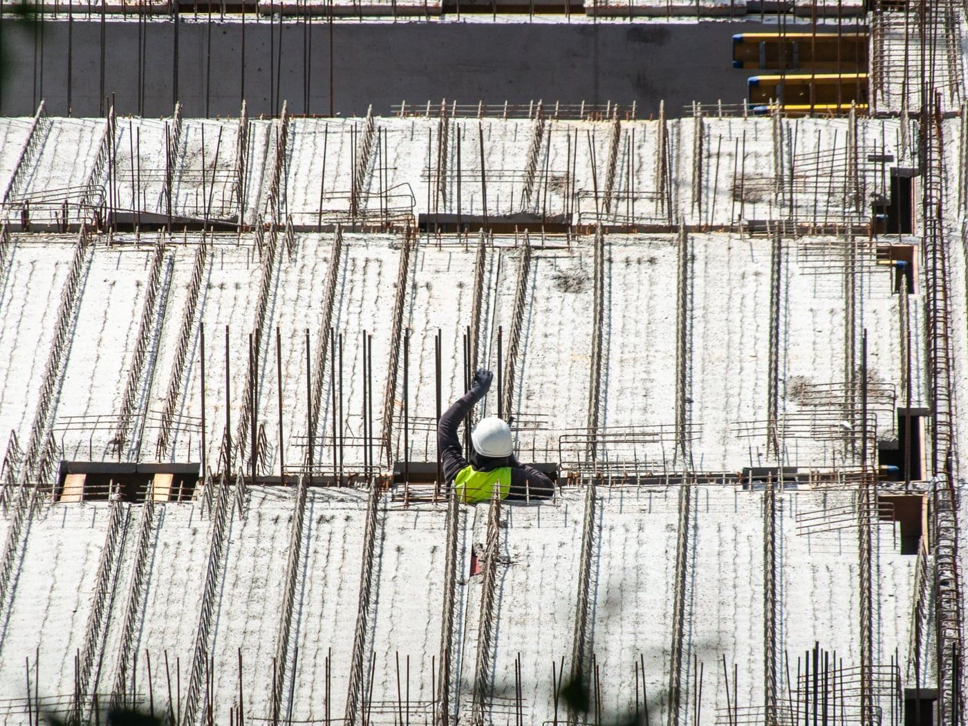 Anschlussbewehrung steht auf der Decke bereit. Lage und Deckung werden geprüft, bevor betoniert wird.