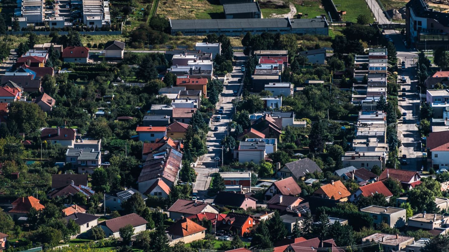 Wohngebiet mit Ein- und Zweifamilienhäusern und Gärten aus der Luft